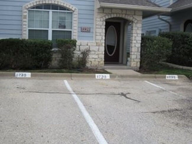 Foto del edificio - AUGUST 2026 PRE-LEASE!  Spacious 3 Bedroom...