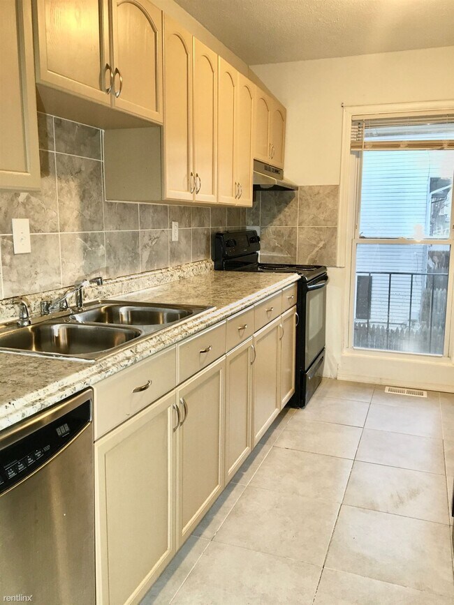 Building Photo - 4 br, 1.5 bath Townhome - 1749 Judy Way