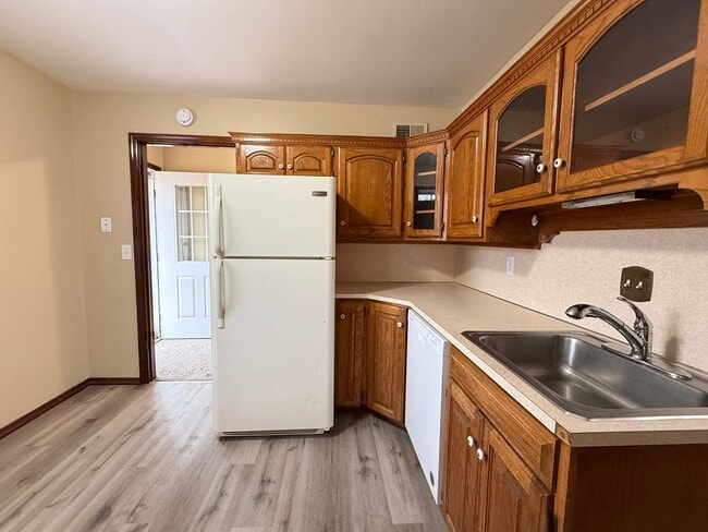 Building Photo - Spacious 4 Bedroom Home + Garage, Fenced Backyard & Bonus Lower Level