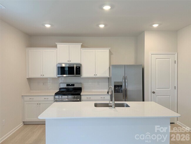 Building Photo - 6337 Fairfax Ct