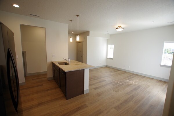 Foto del edificio - 765 W Backpack St