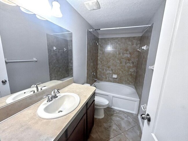Building Photo - Beautiful 2-Bedroom Townhome with Modern A...