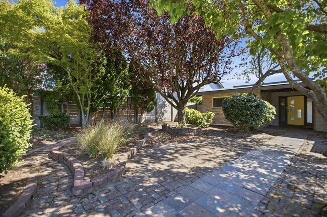 Building Photo - Spacious 4 Bed 2.5 Bath Home with Panoramic Views in Magnolia