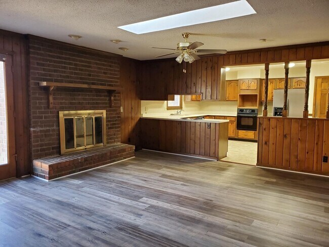Building Photo - FARRAGUT HILLS BASEMENT RANCH BEAUTY 3 BDR...