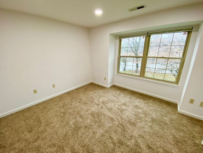 Building Photo - Three-Bedroom Condo in Essex - Water Views!