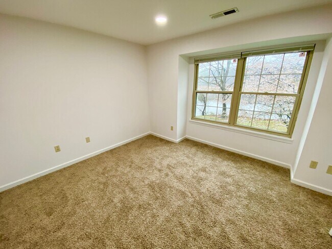 Foto del edificio - Three-Bedroom Condo in Essex - Water Views!