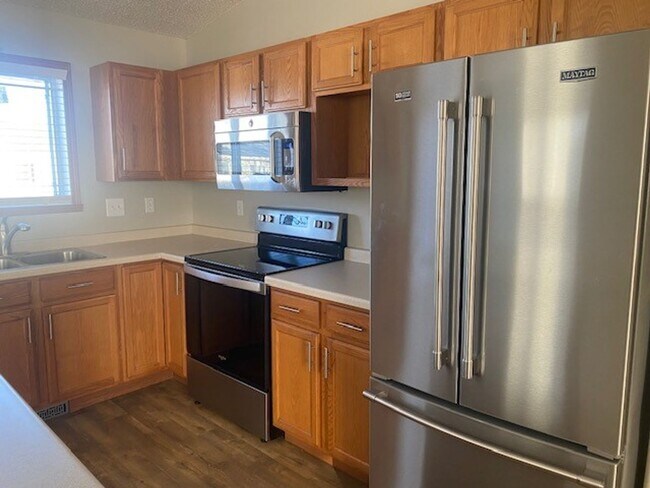 Foto del edificio - Comfortable 4 Bedroom with Garage & Fenced Yard for Rent!