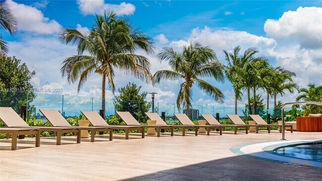 Foto del edificio - 700 NE 24th St