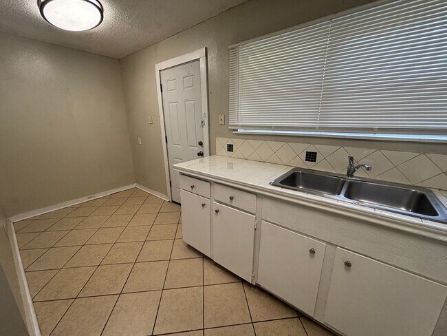 Foto del edificio - Lovely 4 Bedroom 2 Bath Home with Detached 2 Car Garage and Fully Fenced Huge Yard!!