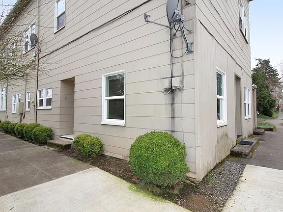 Building Photo - 7630 SE Woodstock Blvd