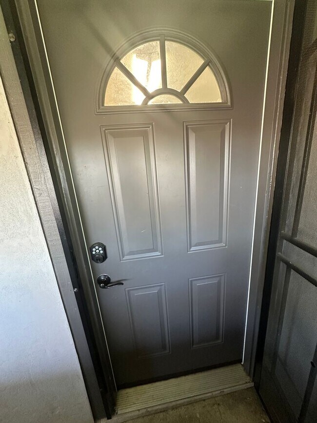 Building Photo - 1 bedroom 1 bath cozy and private unit in ...