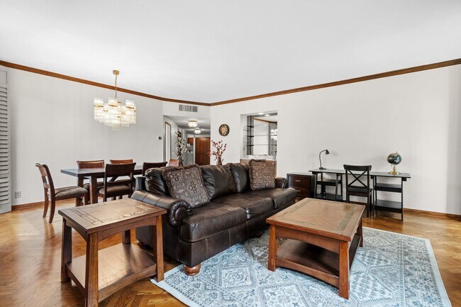 Foto del edificio - Elegant Corner Condo with Spacious Interiors