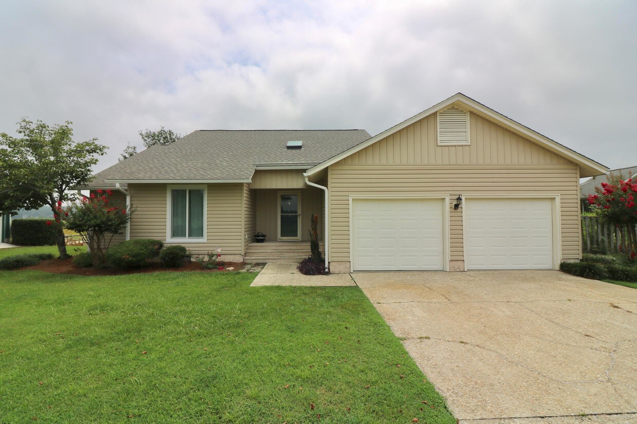 Primary Photo - 832 Castleberry Ct