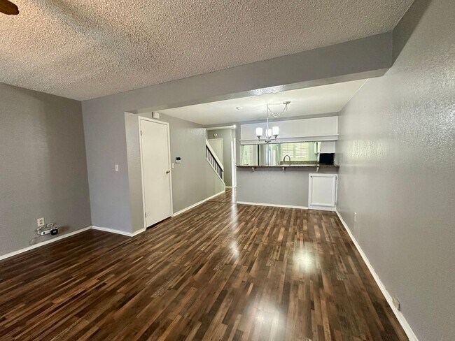 Foto del edificio - Charming 2 Bed 1.5 Bath Condo in Newark!