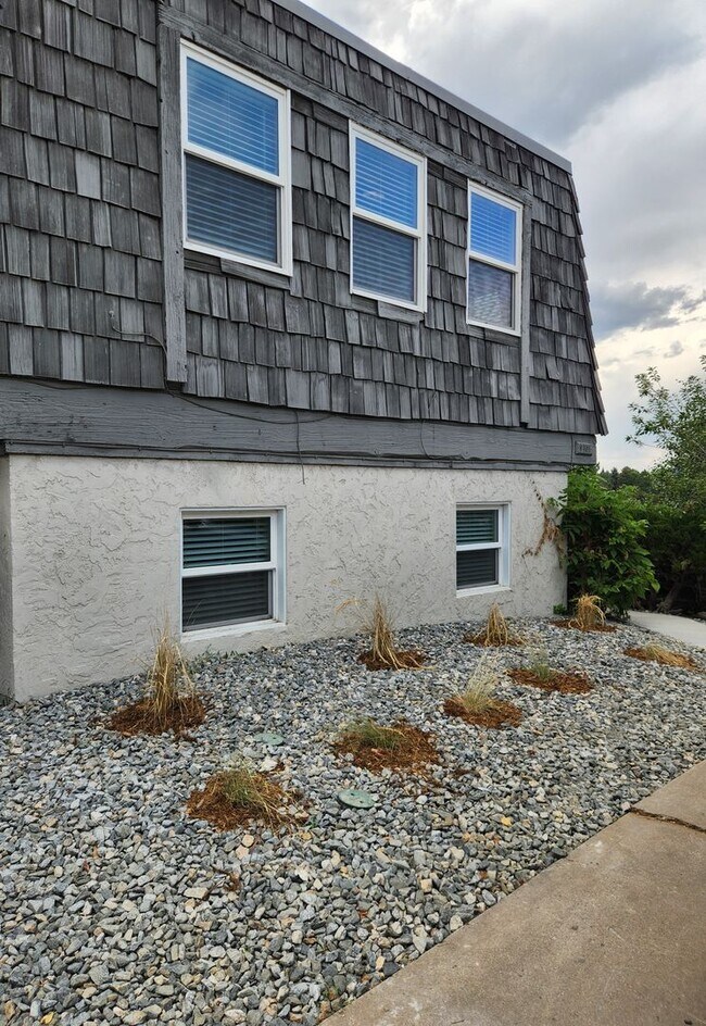 Building Photo - Completely remodeled! Fresh unit!