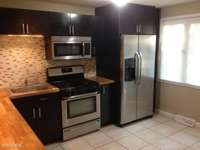 Building Photo - 3 br, 1.5 bath Condo - 119 Towne House Rd