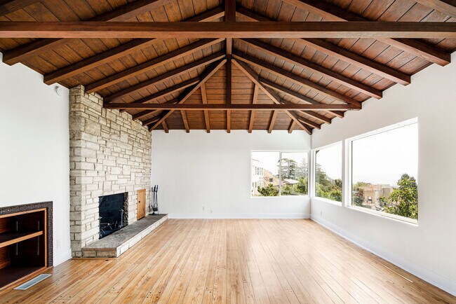 Building Photo - 2693 Glendower Ave