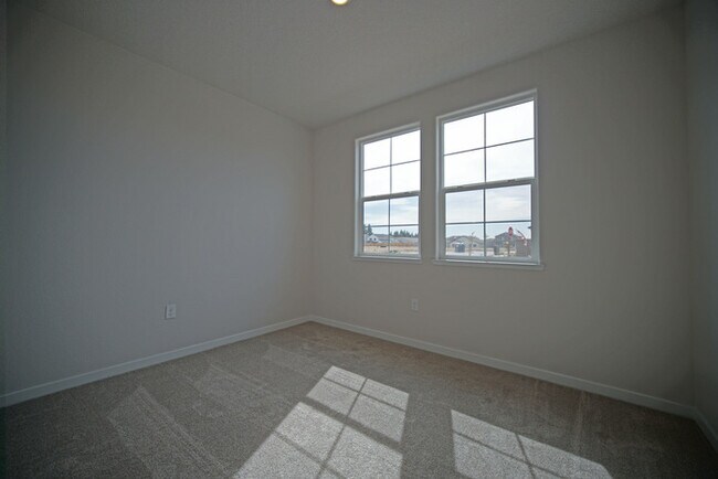 Foto del edificio - brand-new, never-before-lived-in 3-bedroom, 2-bathroom home with solar!