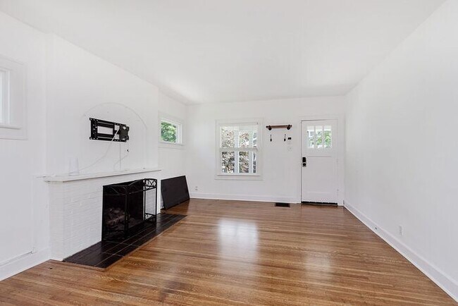 Building Photo - Charming, Fully Updated Broad Ripple Gem!