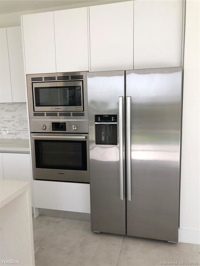 Foto del edificio - 5 br, 5 bath  - 9776 NW 75th St