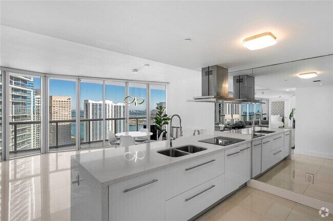 Building Photo - 495 Brickell Ave