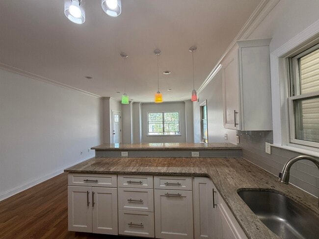 Building Photo - 396 Cator Ave
