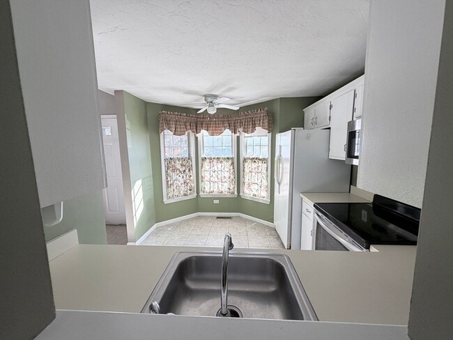 Building Photo - 2 Country Village Way