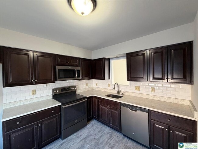 Foto del edificio - 350 Moty Dr