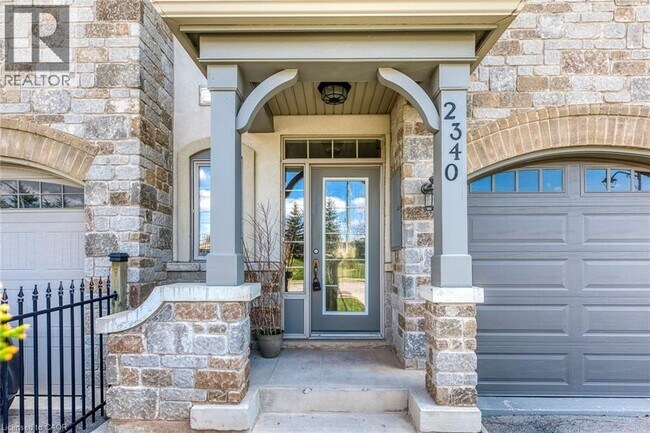 Photo du bâtiment - 2340 Whistling Springs Crescent