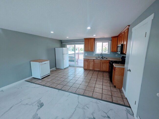 Building Photo - GORGEOUS Home!!!
