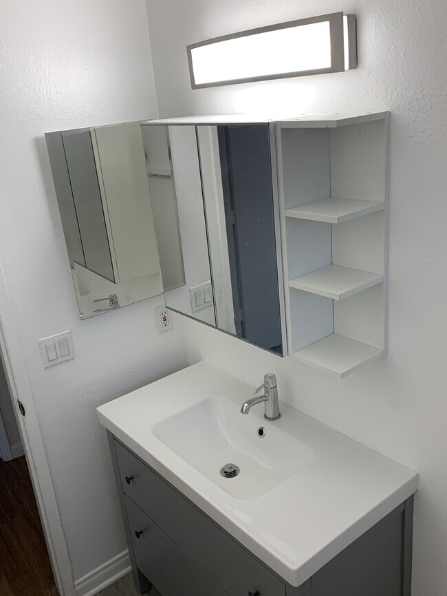 Building Photo - 1351 N Orange Dr