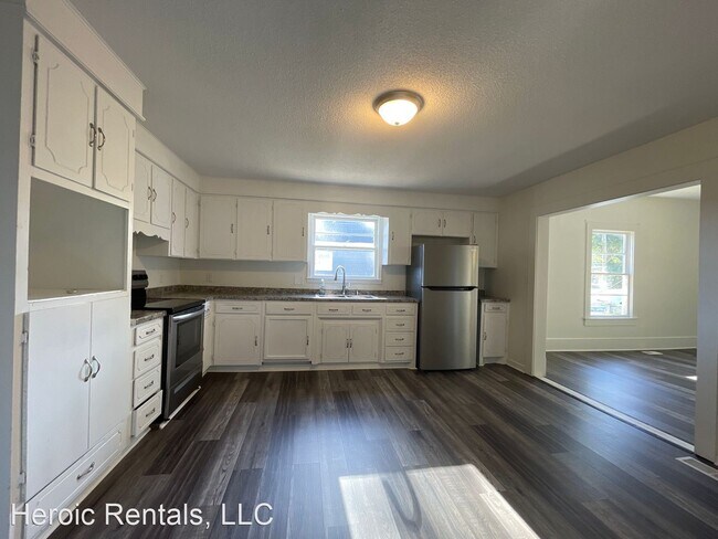 Foto del edificio - 2 br, 1.5 bath House - 597 North Forest St...
