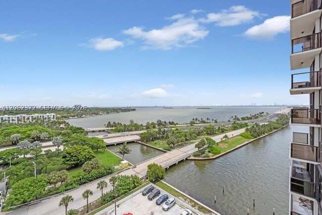 Foto del edificio - 600 NE 36th St