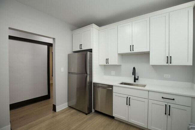 Building Photo - 1406 W Summerdale Ave