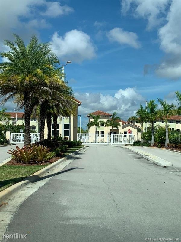 Building Photo - 290 NW 109th Ave