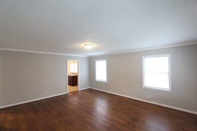 Building Photo - 3 Bedroom, 1.5 Bath! New on the Market and Newly Renovated! Better Hurry!!