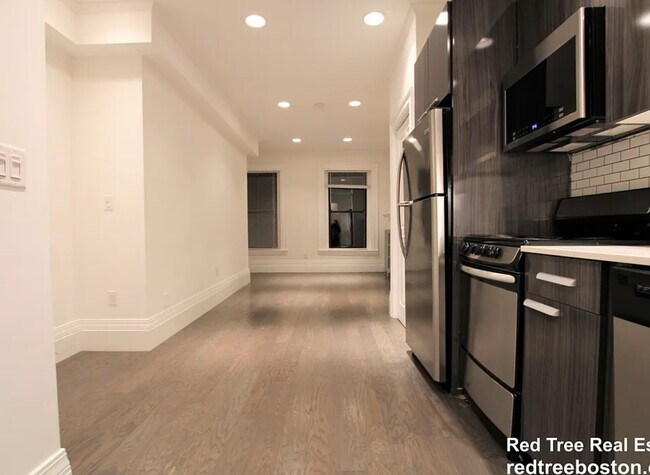 Building Photo - 252 Newbury St