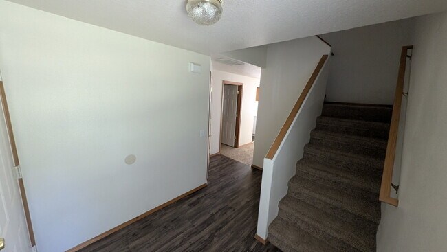 Building Photo - 4 bedroom 2.5 bath home