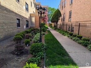 Building Photo - 2211 W Touhy Ave