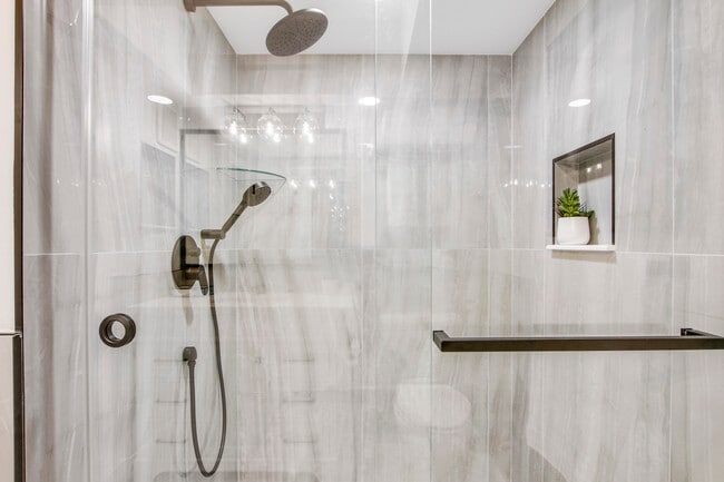 Foto del edificio - 512 Brackenwood Pl