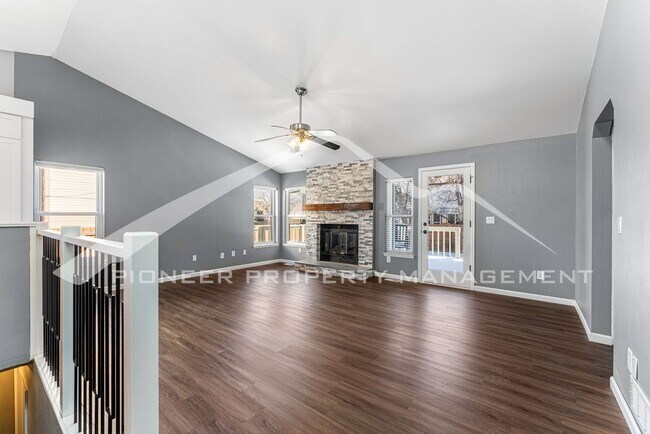 Building Photo - Spacious Home with Fenced Yard and Washer/...