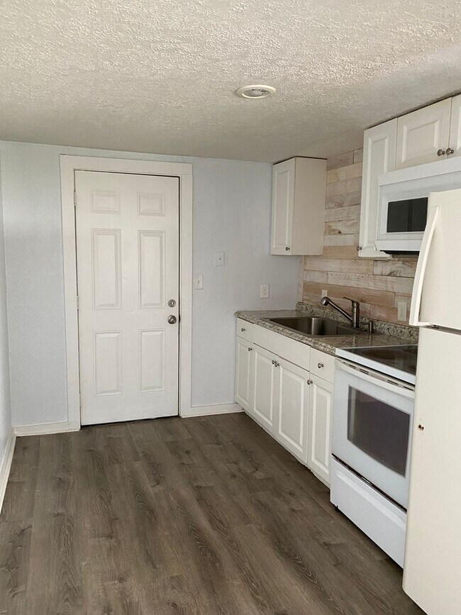 Building Photo - CUTE 2 BEDROOM, 1 BATH HOME FRESHLY PAINTE...