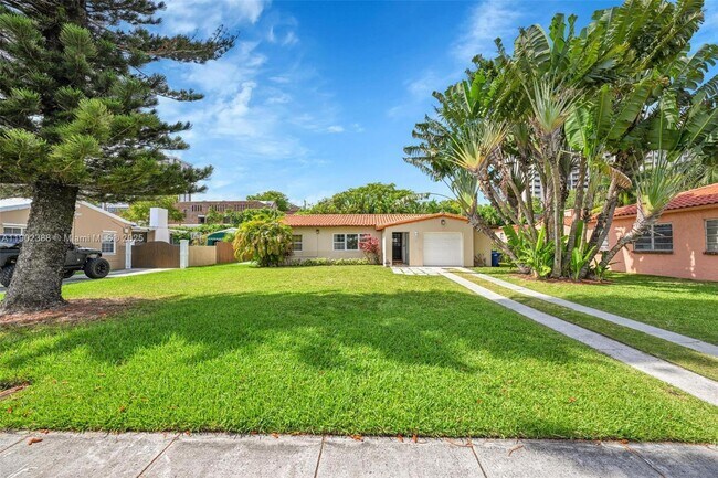 Building Photo - 1520 NE 108th St