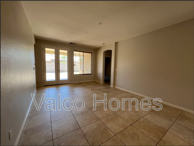 Foto del edificio - 1305 E Nightingale Ln