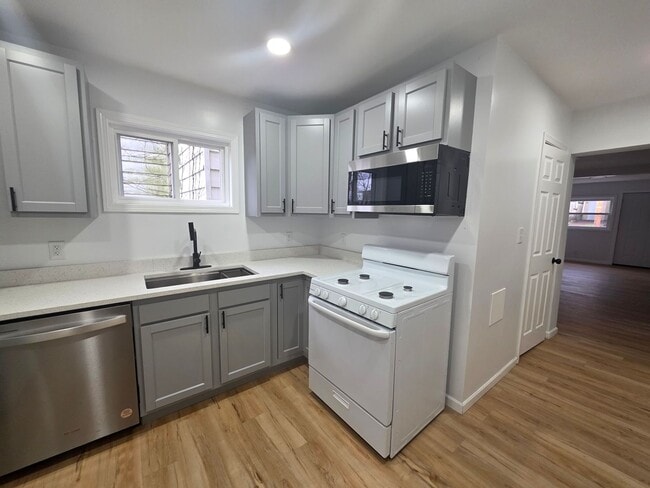 Photo - Newly Updated 3 bedroom 1 bathroom Apartment for Rent!