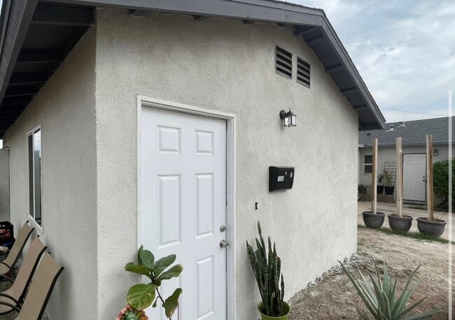 Building Photo - 1506 W Orange Ave