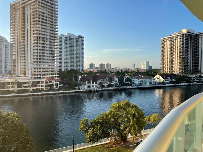 Foto del edificio - 19390 Collins Ave