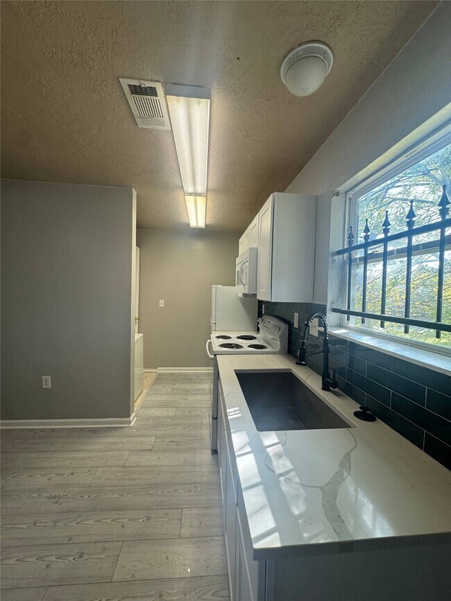 Foto del edificio - 3020 Jewel St