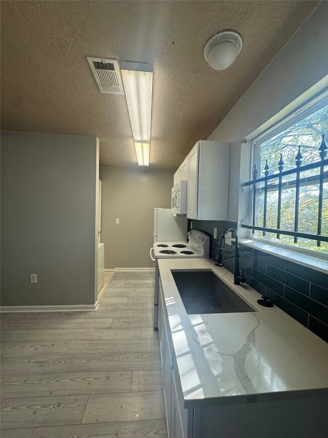 Building Photo - 3020 Jewel St