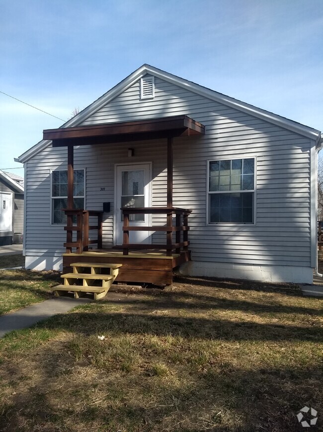 Building Photo - 301 E Klug Ave